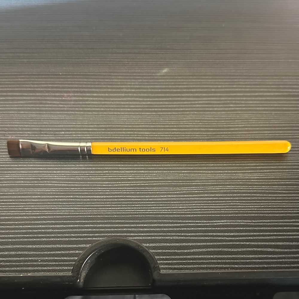 Bdellium Tools 714  Flat eye definer Brush